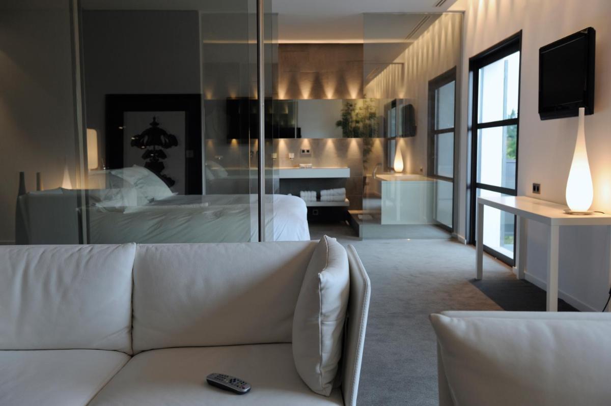 - un salon avec un canapé et une chambre dans l'établissement Bdesign & Spa, à Paradou