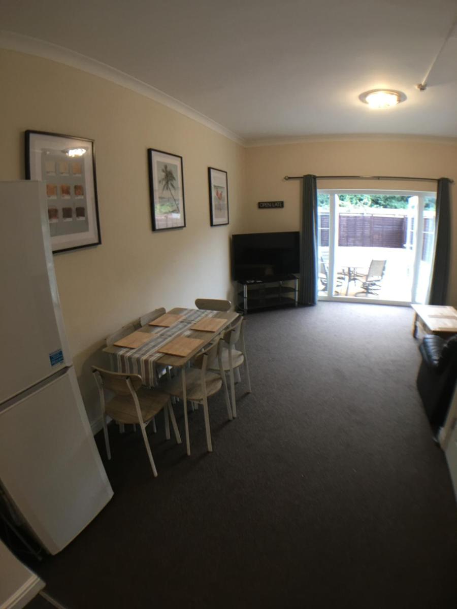 4 Bedrooms, 3 Bathrooms, Comfy beds, 5 Netflix TVs & VAN PARKING - Housity