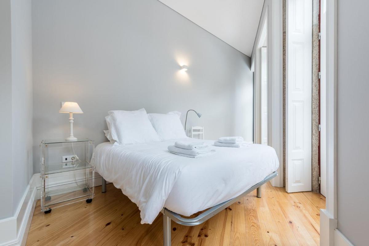 LovelyStay - Porto Windows with AC by central station - Housity