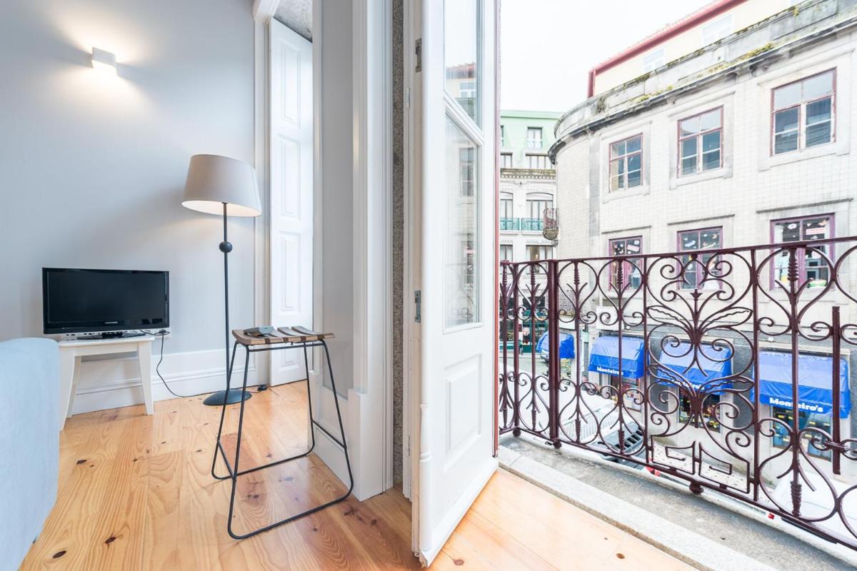 LovelyStay - Porto Windows with AC by central station - Housity