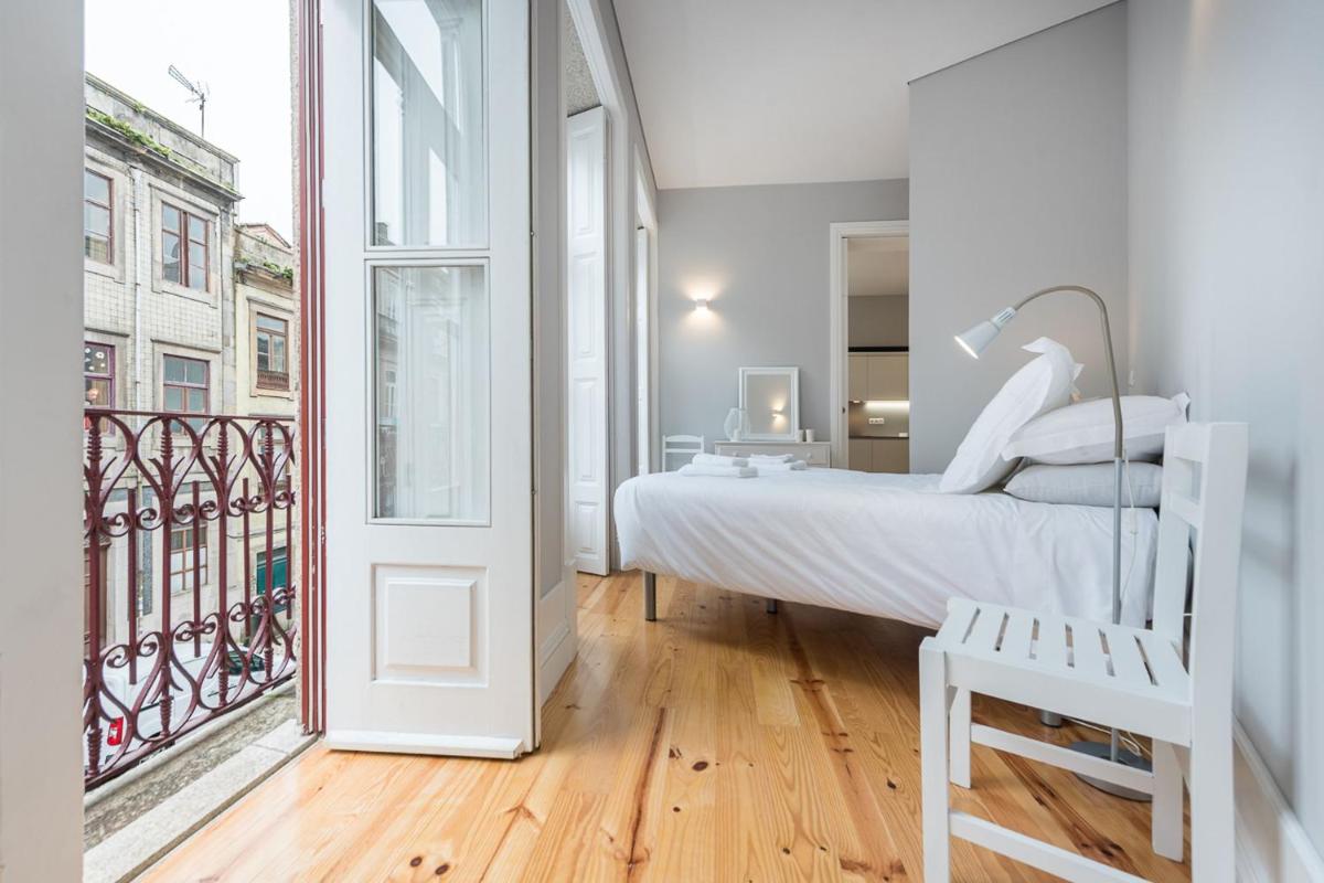 LovelyStay - Porto Windows with AC by central station - Housity