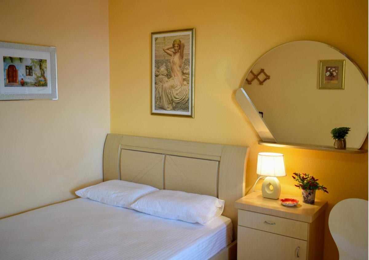 Studios and Apartments Meri - Housity