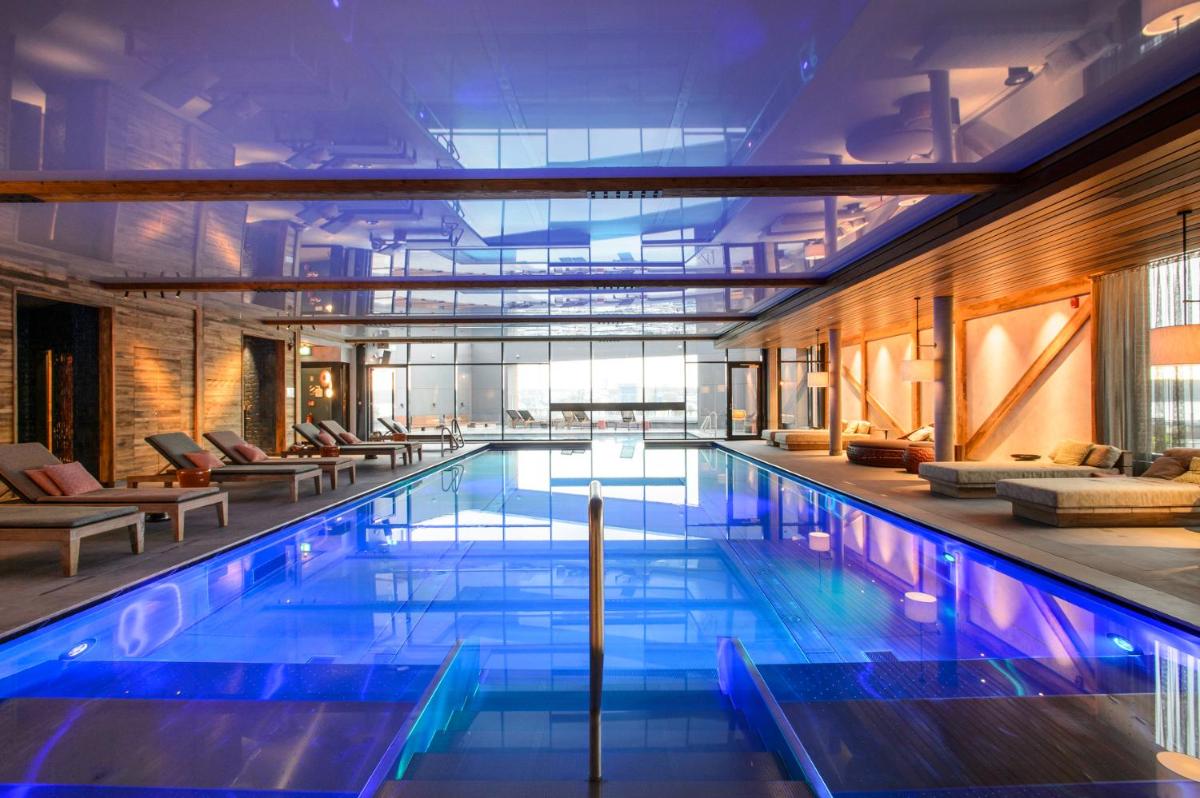 ein großer Pool in einem Gebäude mit Stühlen in der Unterkunft Das James in Flensburg