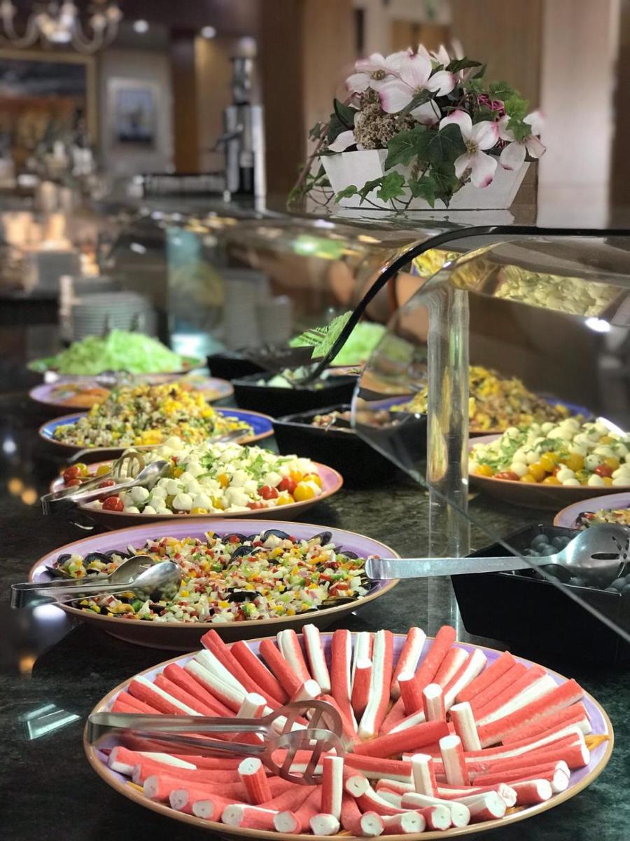 Comida en o cerca de este hotel