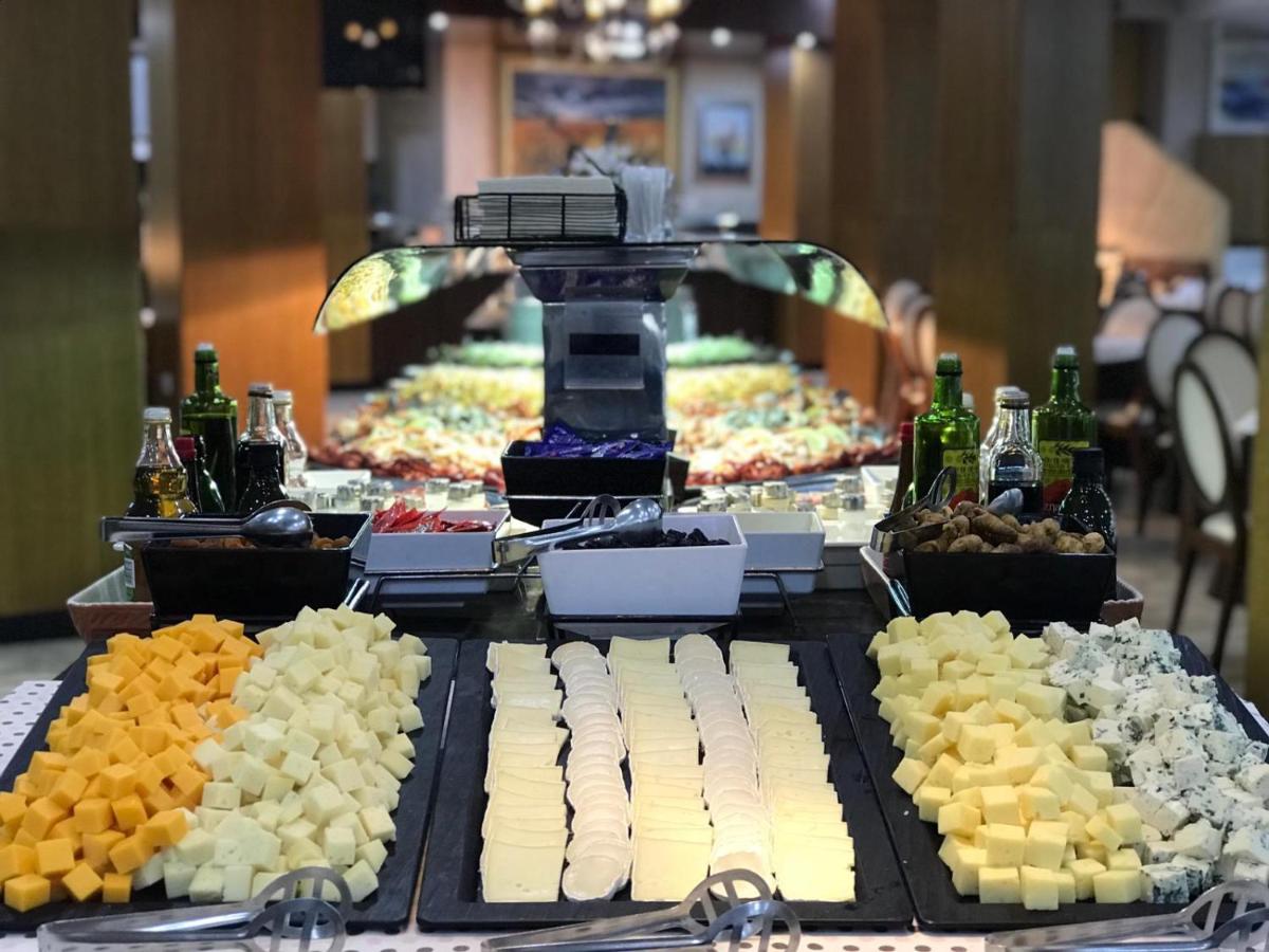 Comida en o cerca de este hotel