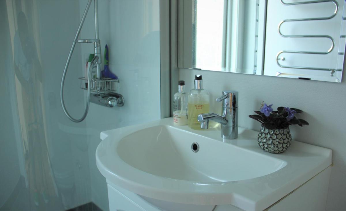 Private room for rent in a villa with garden view - Housity