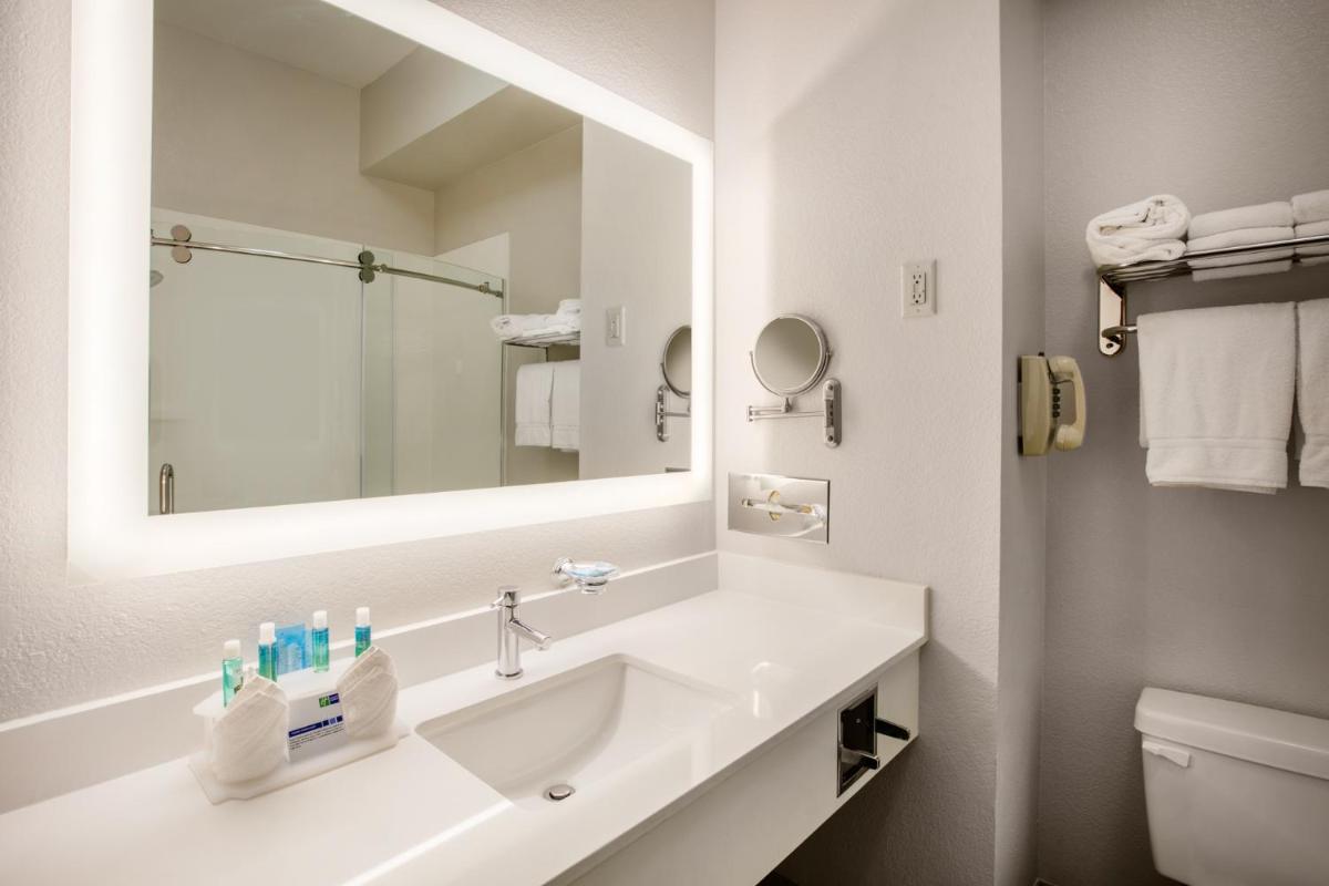 Holiday Inn Express Hotel & Suites Dallas - Grand Prairie I-20 by IHG - Housity
