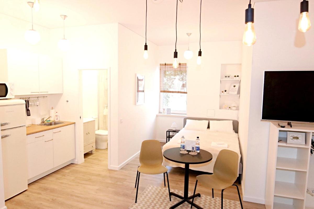 Suitetrails - Minimalist Studio Old Town Apartments by Hostlovers