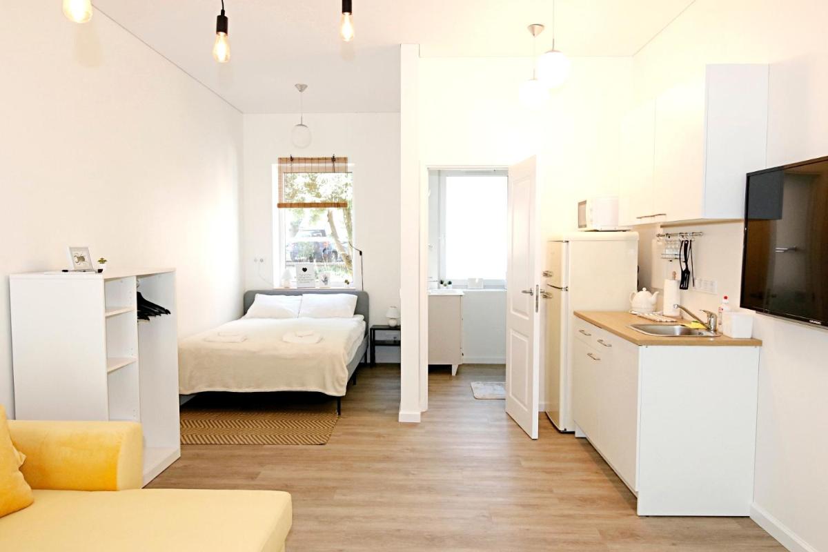 Suitetrails - Minimalist Studio Old Town Apartments by Hostlovers