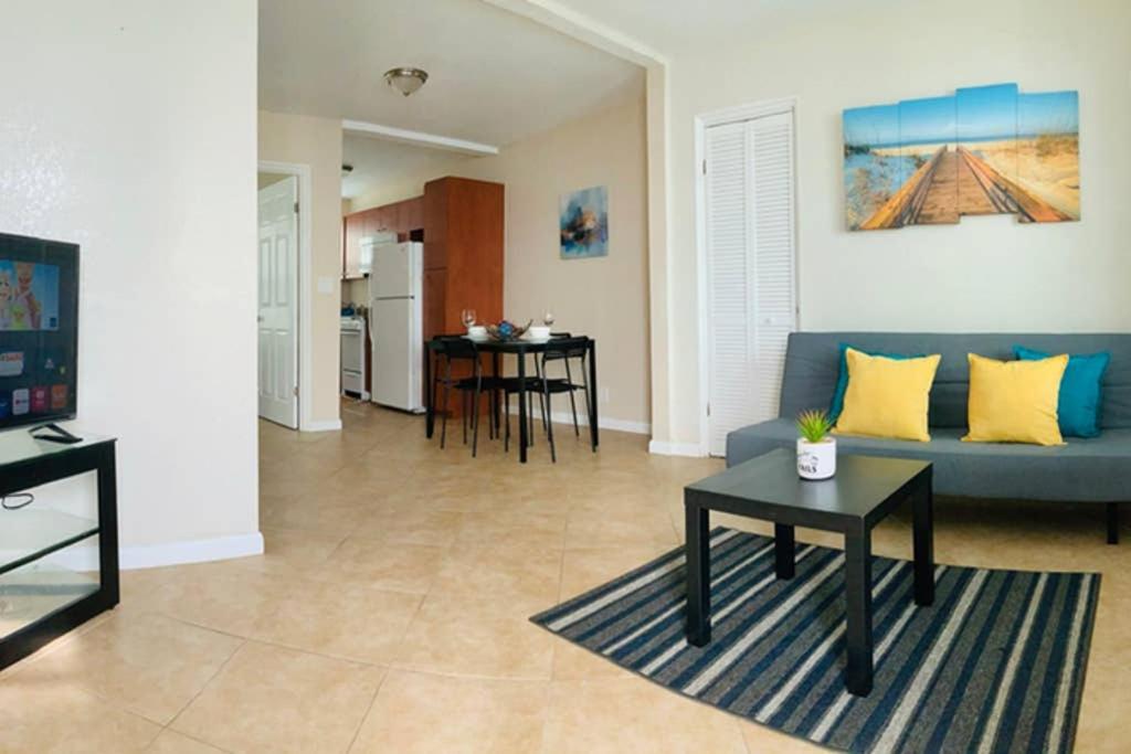 Hollywood Beach Apartments - Walk to the Beach - Hizvo