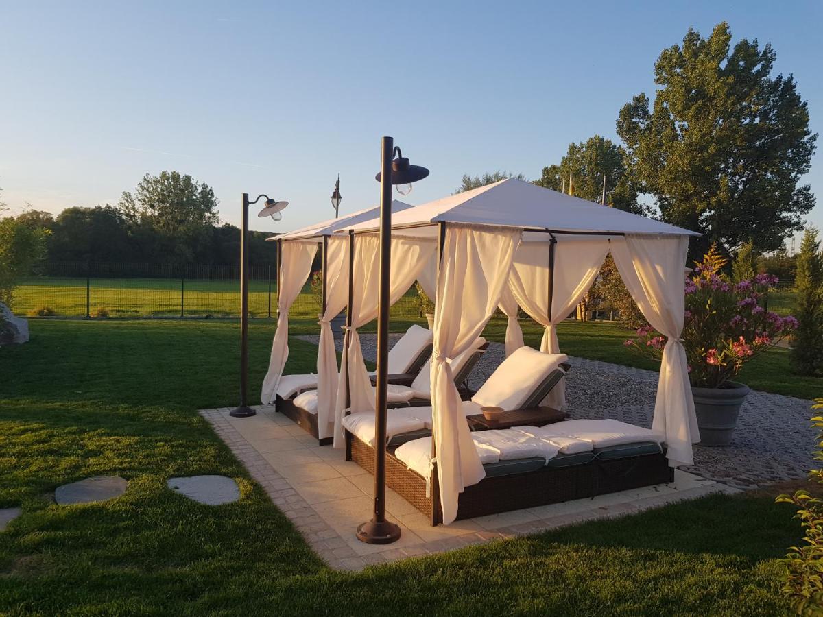 - un kiosque avec 4 lits dans un jardin dans l'établissement Hôtel du Domaine de La Grange de Condé, à Condé-Northen