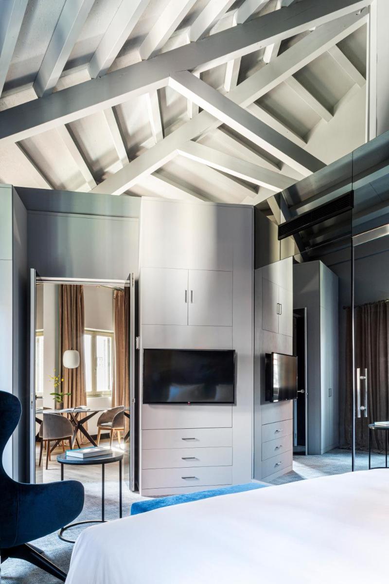Habitación con cama, TV y sala de estar. en Radisson Blu Hotel, Madrid Prado, en Madrid