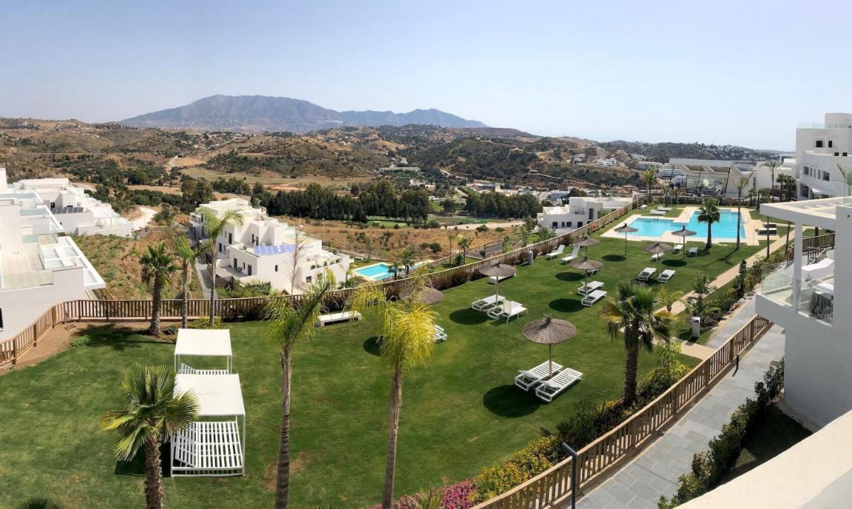 Luxury Secure Chic-Hideaway in La Cala de Mijas with Sun-Drenched Terrace, SPA & GYM - Housity