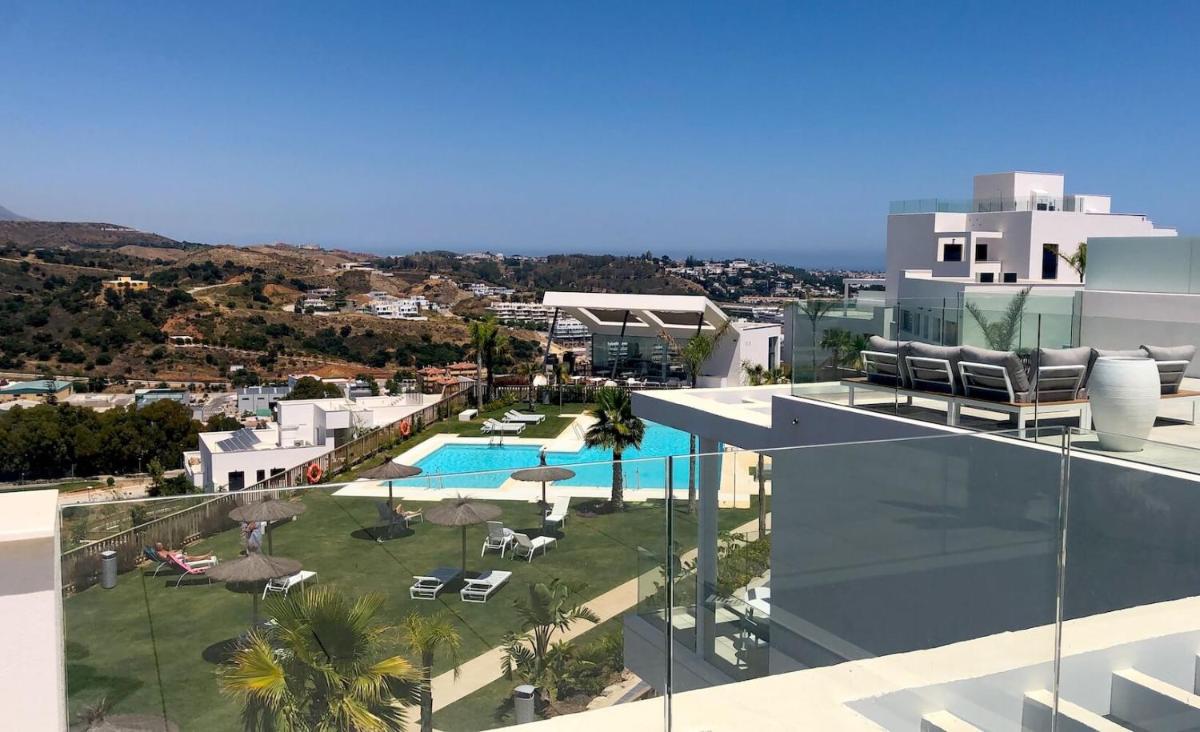 Suitetrails - Luxury Secure Chic-Hideaway in La Cala de Mijas with Sun-Drenched Terrace, SPA & GYM