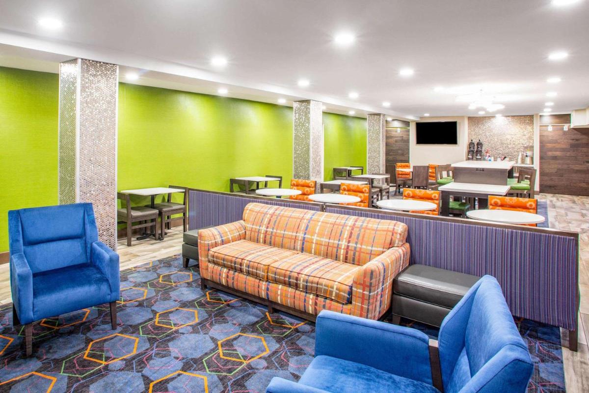 La Quinta Inn & Suites by Wyndham St Louis Hazelwood North - Housity