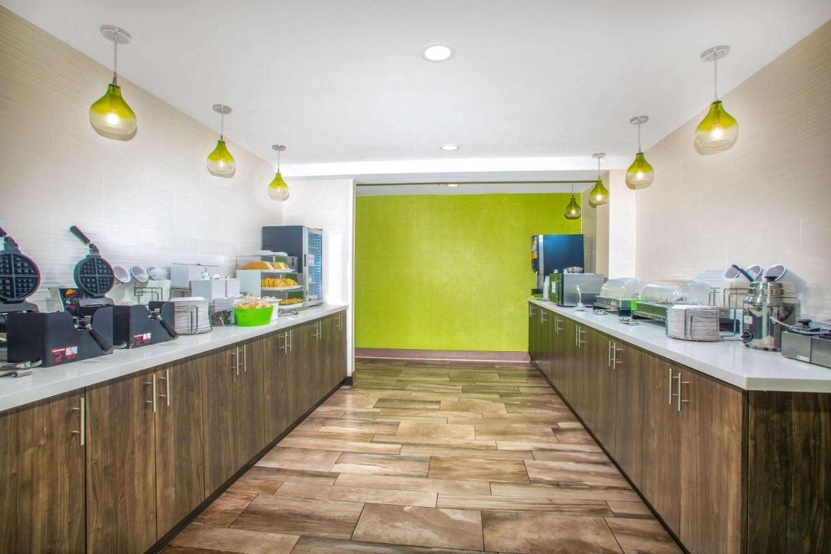 La Quinta Inn & Suites by Wyndham St Louis Hazelwood North - Housity