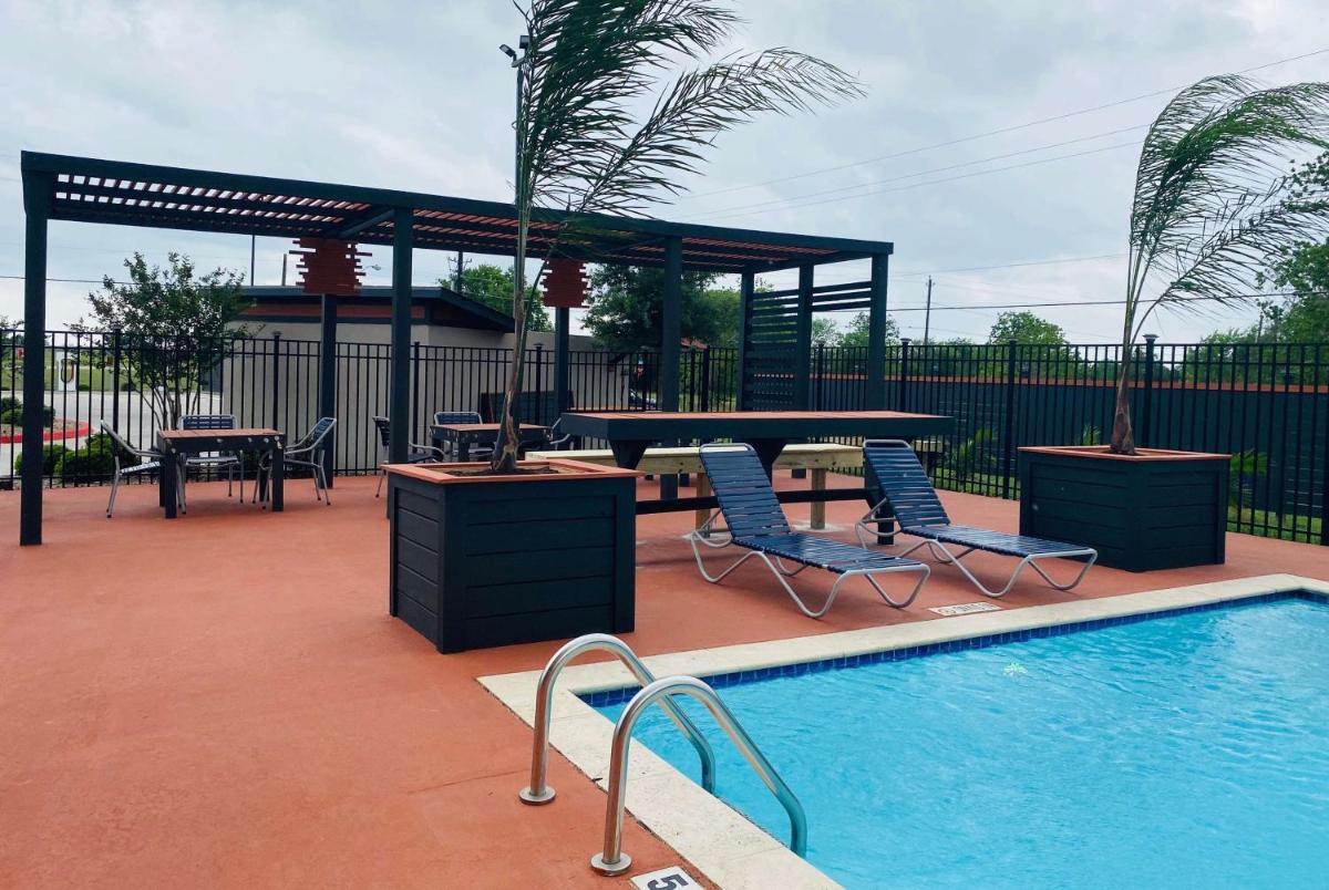La Quinta by Wyndham Victoria - South - Housity