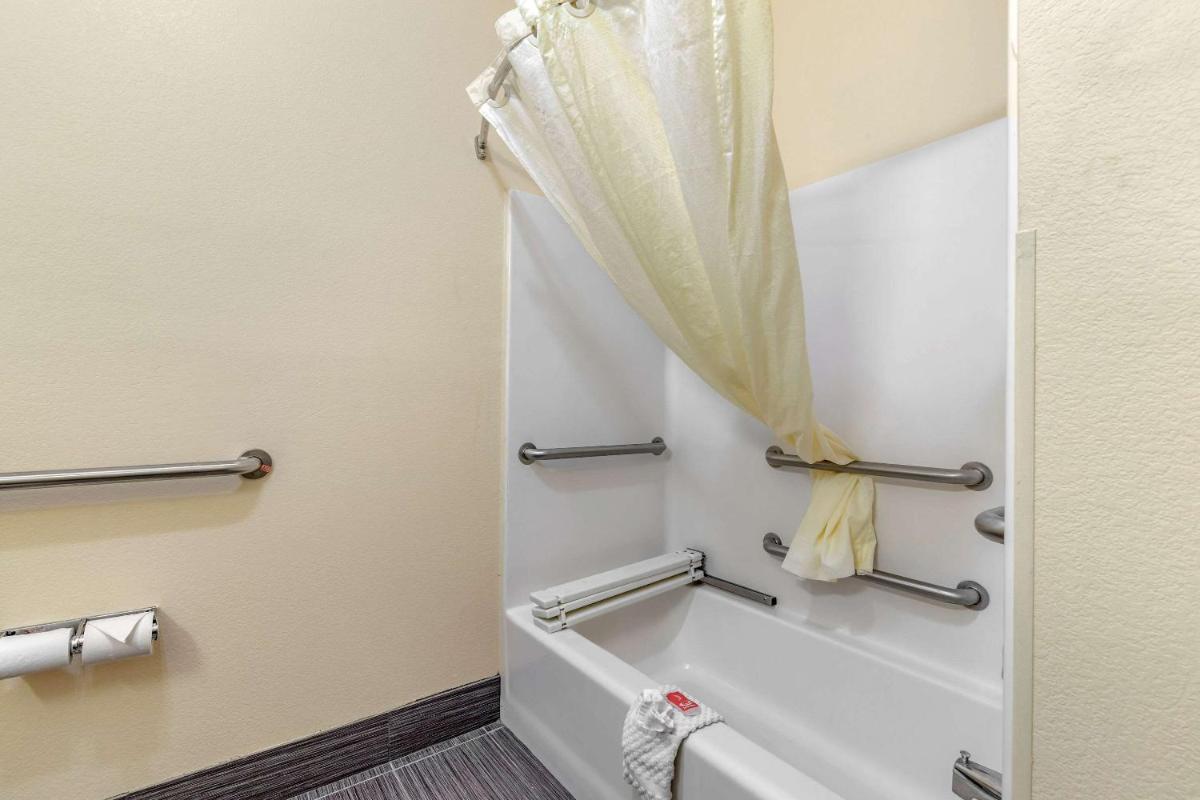 Econo Lodge Brunswick Travel Center - Housity