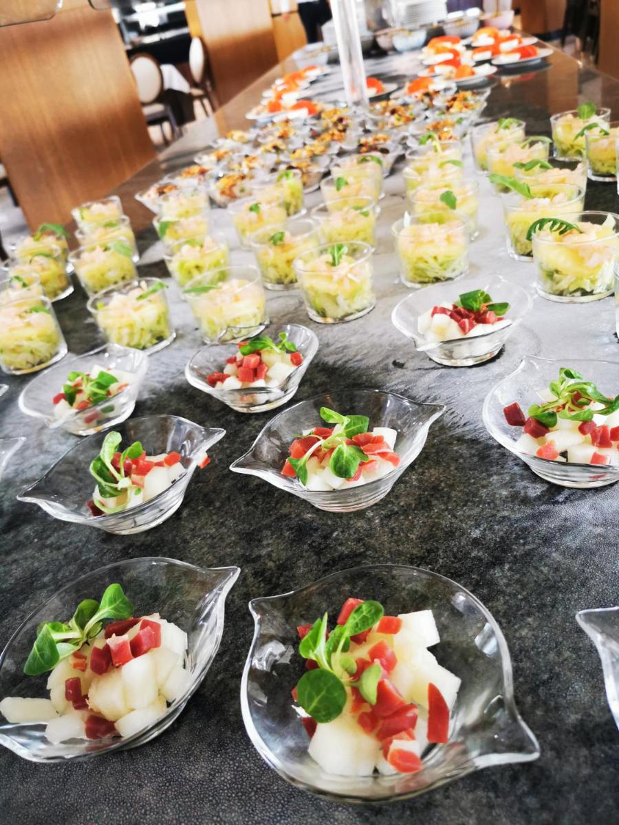 Comida en o cerca de este hotel
