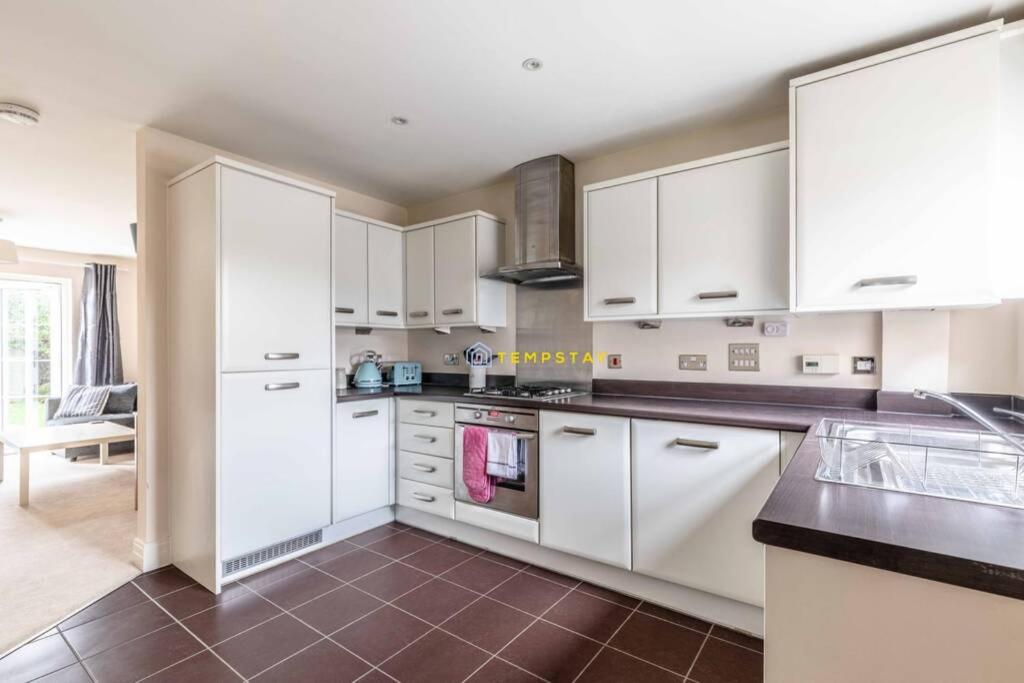 4 BED @ WEXHAM PARK HOSPITAL - PARKING FOR 2 CARS! - Housity