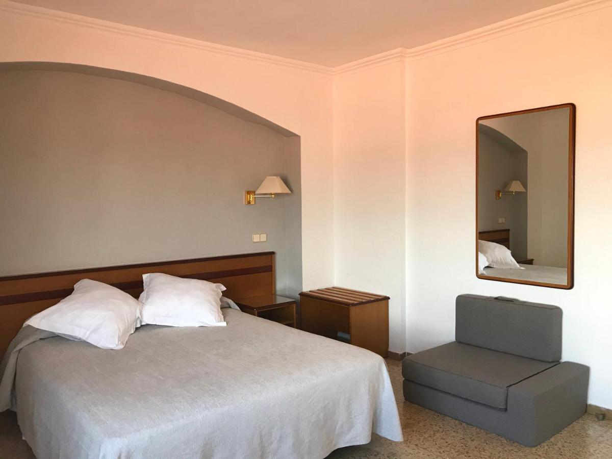 Hostal Can Pou - Housity
