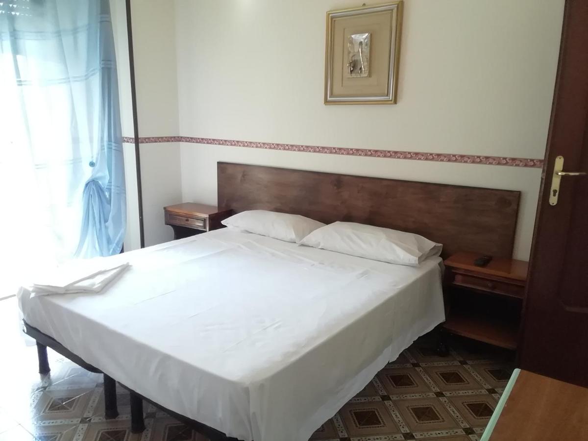 Hotel La Carina - Housity