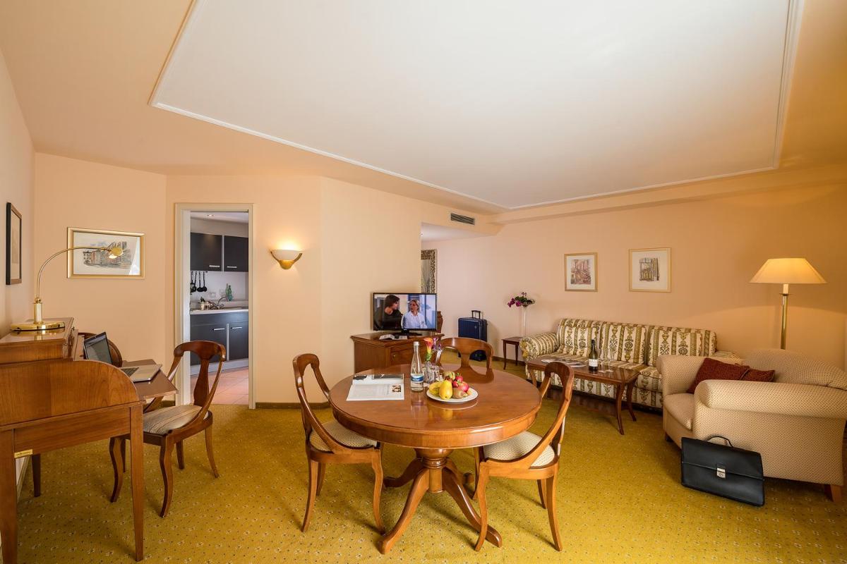 Ein Sitzbereich in der Unterkunft Hotel Erbprinz - Gourmet & Spa