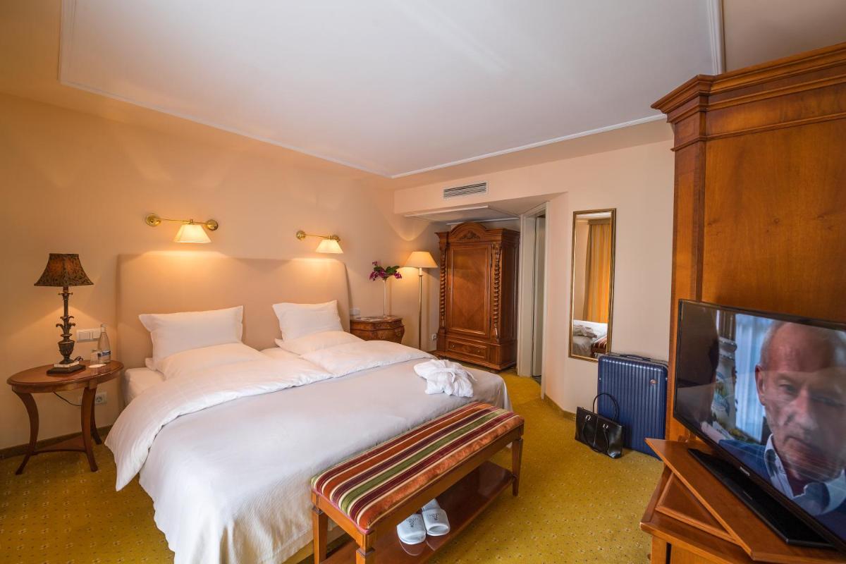 Ein Bett oder Betten in einem Zimmer der Unterkunft Hotel Erbprinz - Gourmet & Spa