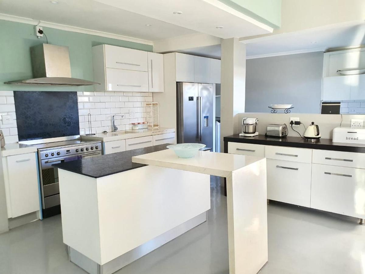 Trendy spacious modern house within 2km away from Canal Walk Century Cty - Housity