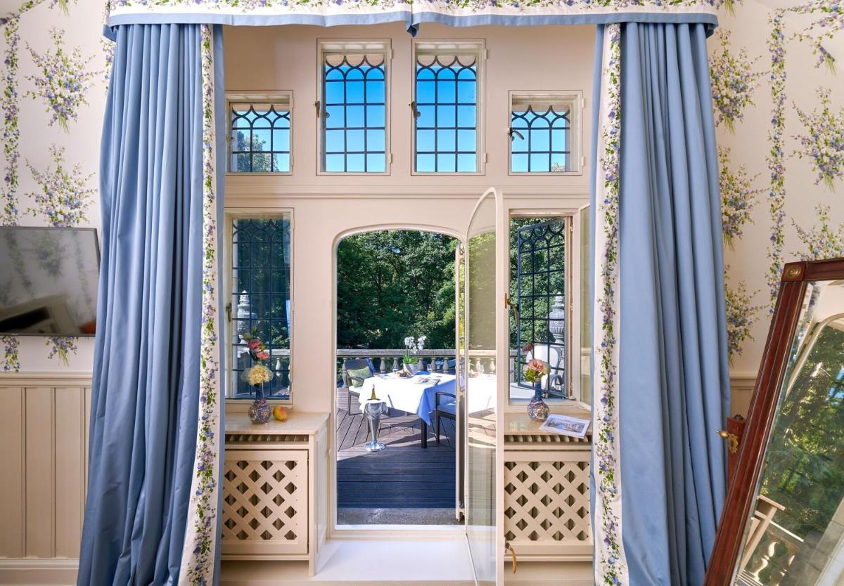 Ein Balkon oder eine Terrasse in der Unterkunft Schlosshotel Kronberg - Hotel Frankfurt