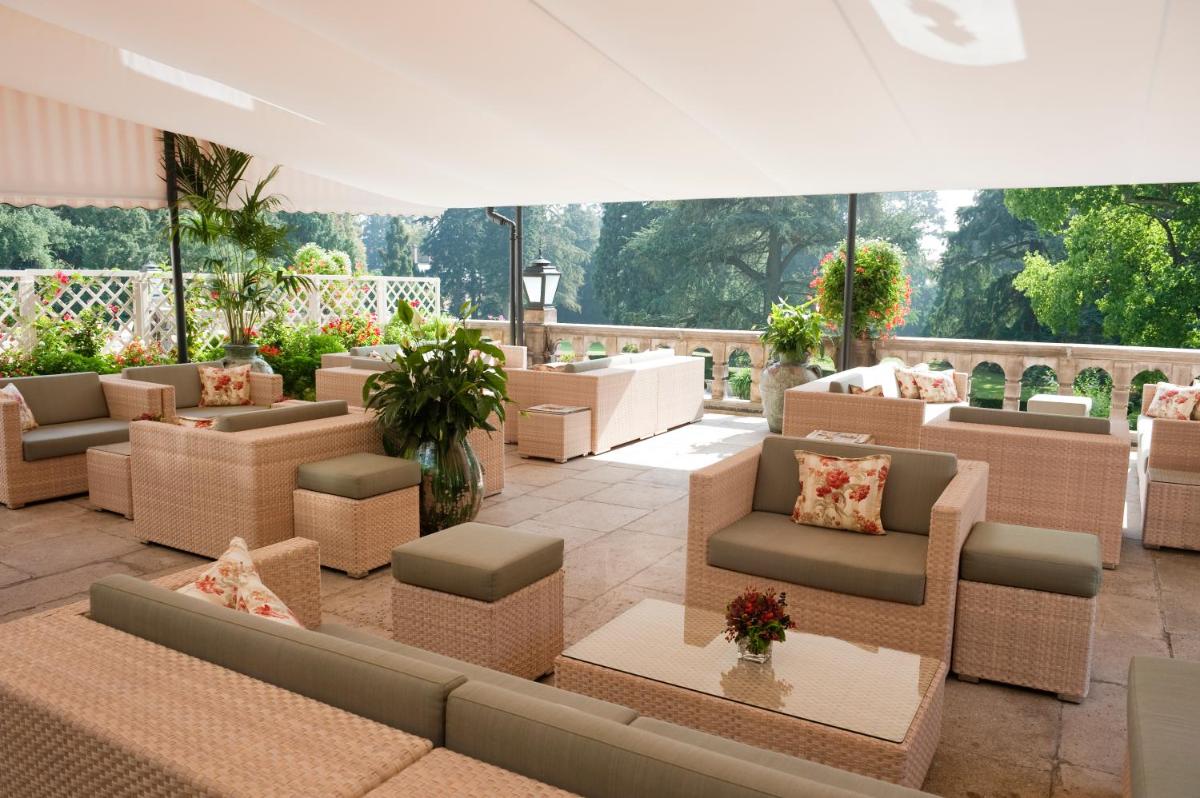 Ein Sitzbereich in der Unterkunft Schlosshotel Kronberg - Hotel Frankfurt