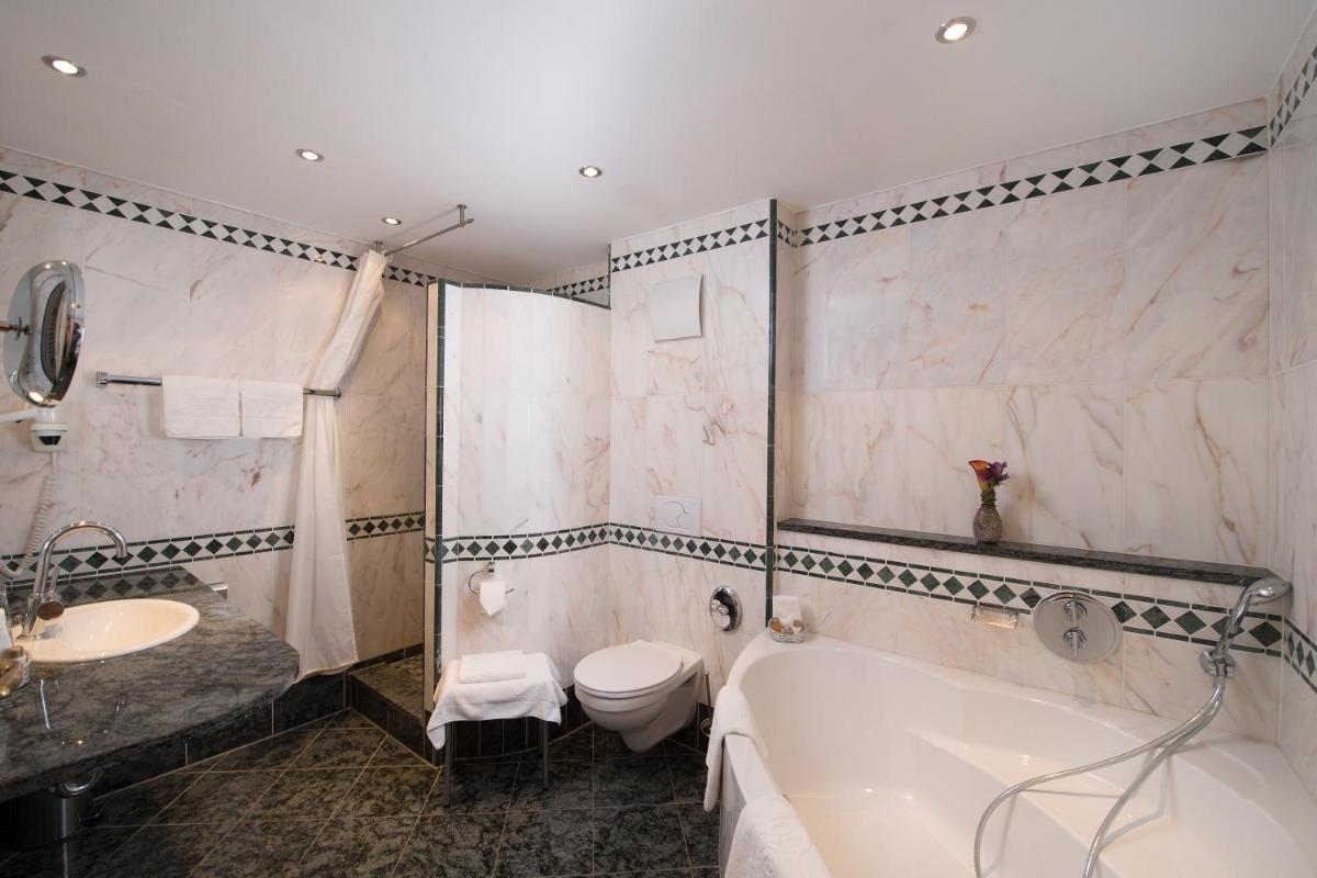 Ein Badezimmer in der Unterkunft Hotel Erbprinz - Gourmet & Spa
