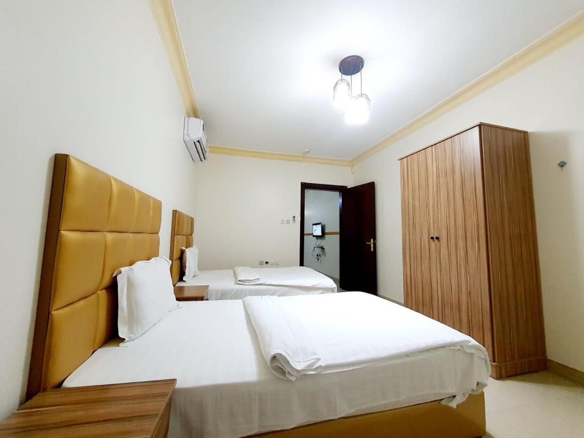 Al Quba Al Thahbia Hotel Suites 2 - Housity