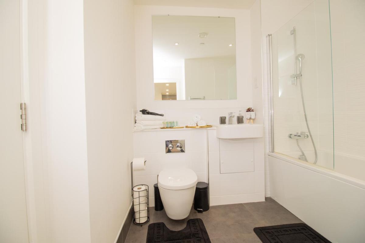 Virexxa Bedford Centre - Supreme Suite - 2Bed Flat with Free Parking & Gym - Housity