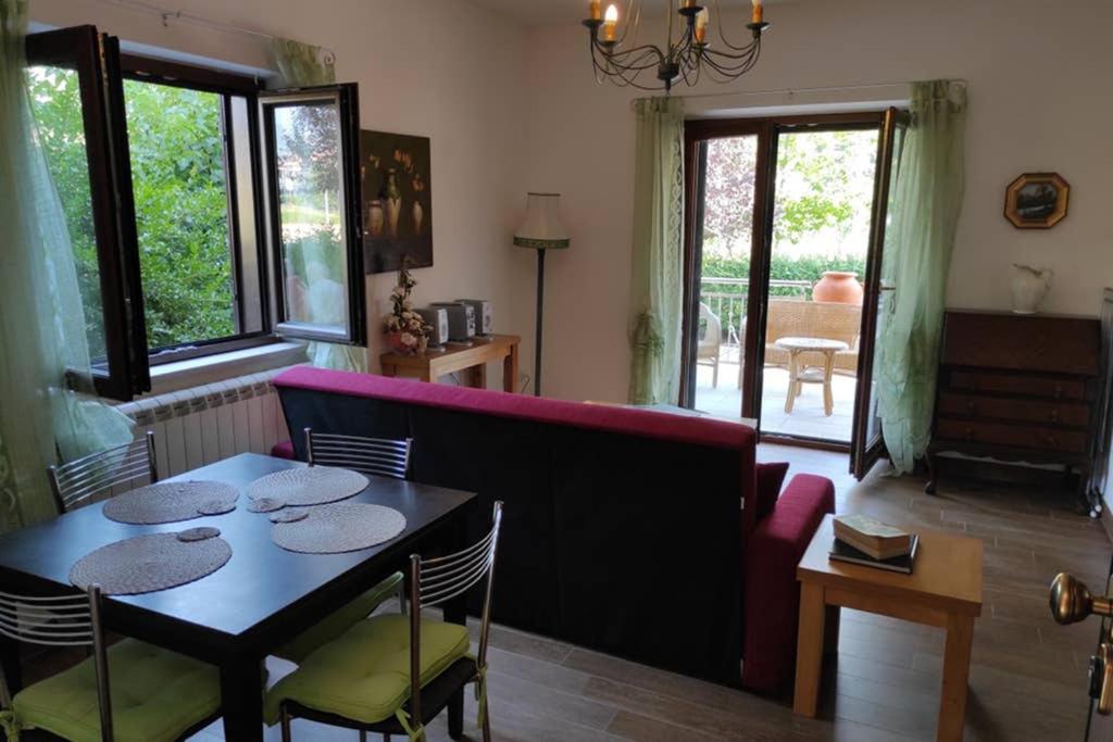 Modern 2 Bed Apartment, Free Parking & Wifi, Sleeps 4 - Housity