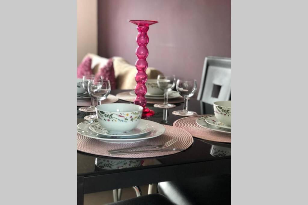 Beautiful Self-Catering 2 Bed Apartment with Free Parking 10 Minutes to City Centre - Housity