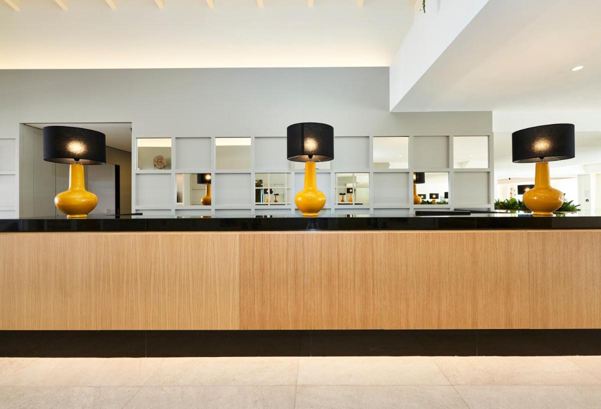 Una cocina o zona de cocina en Hoposa Hotel & Apartaments VillaConcha