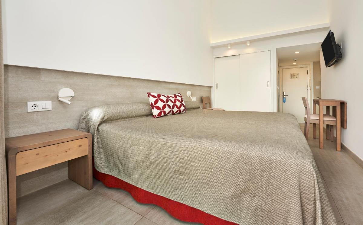 Cama o camas de una habitación en Hoposa Hotel & Apartaments VillaConcha