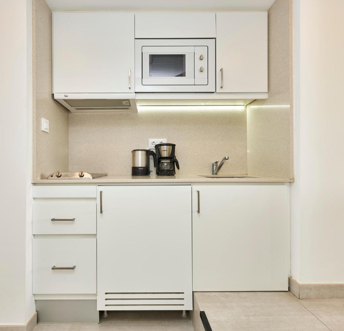 Una cocina o zona de cocina en Hoposa Hotel & Apartaments VillaConcha