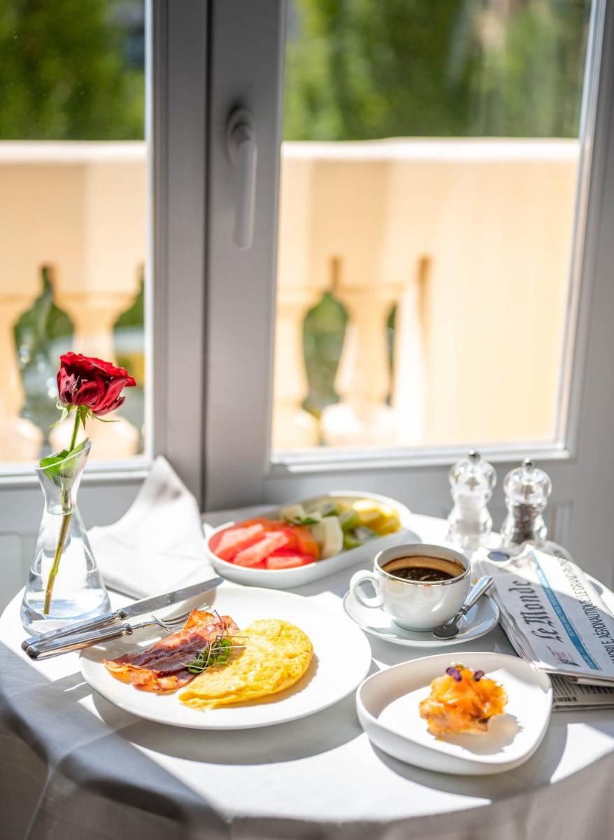 Comida en o cerca de este hotel