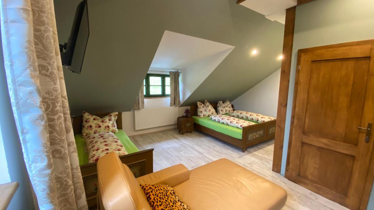 Steinhaus / Kamenny Dum - Housity