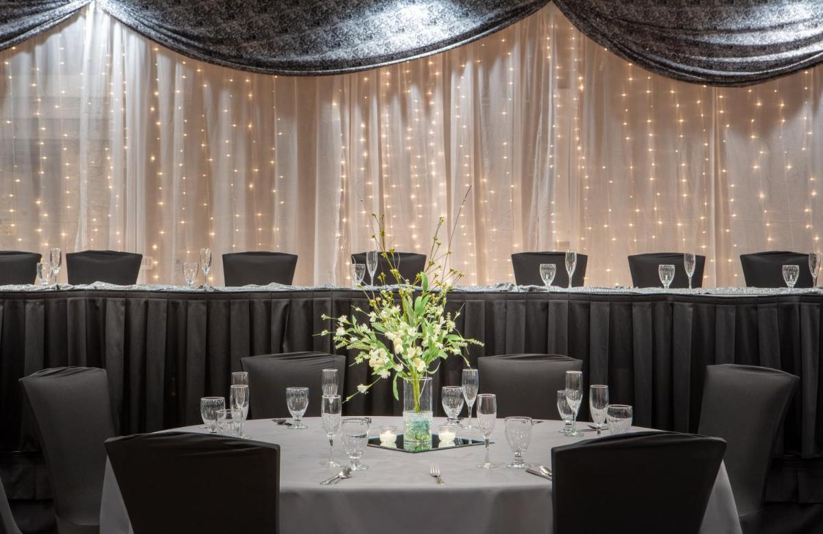 Holiday Inn Hotel & Suites Des Moines-Northwest by IHG - Housity