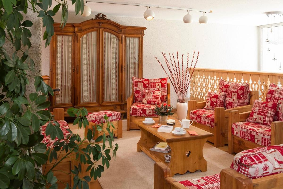 Coin salon dans l'établissement Hotel le Chalet