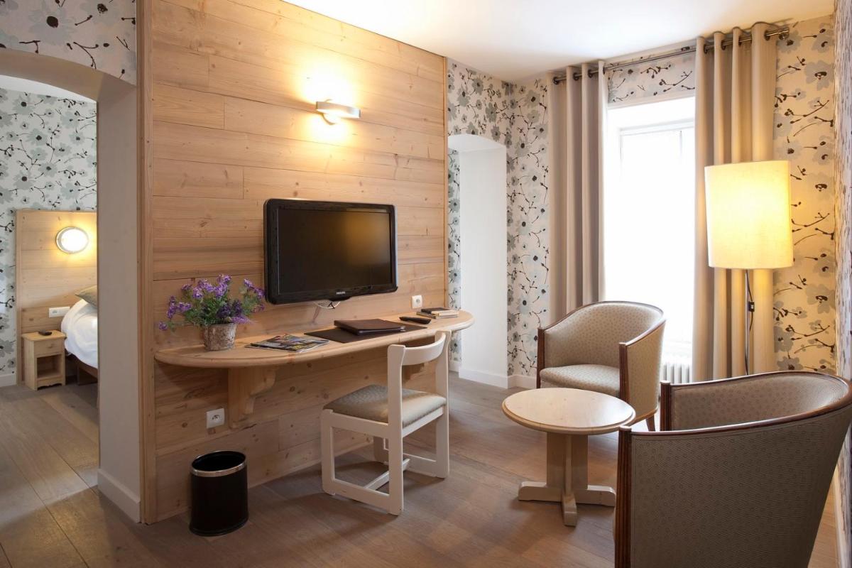 Télévision ou salle de divertissement dans l'établissement Hotel le Chalet