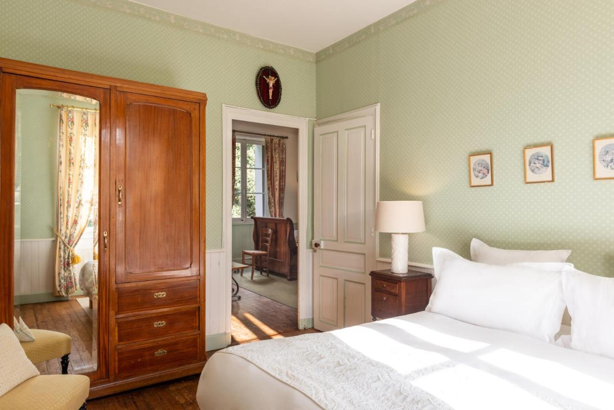 Un ou plusieurs lits dans un hébergement de l'établissement Le Domaine de Mestré, The Originals Relais