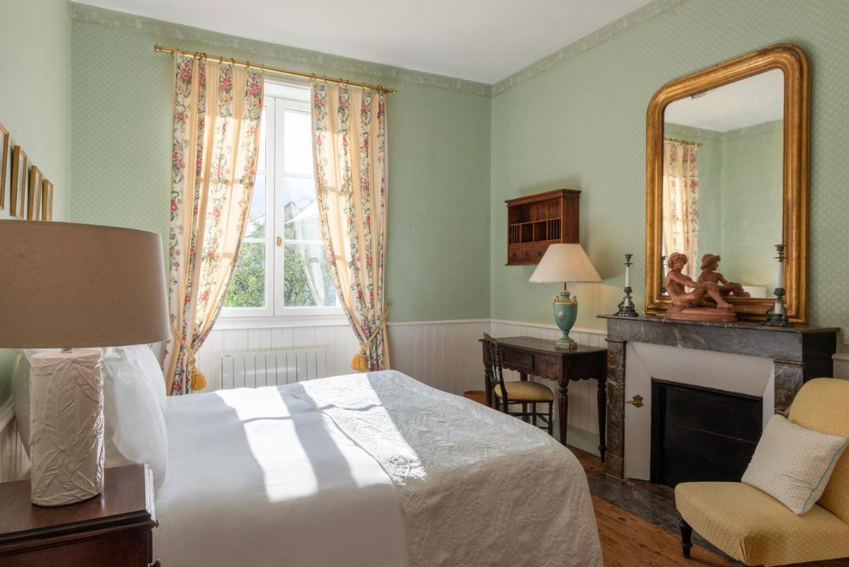 Un ou plusieurs lits dans un hébergement de l'établissement Le Domaine de Mestré, The Originals Relais