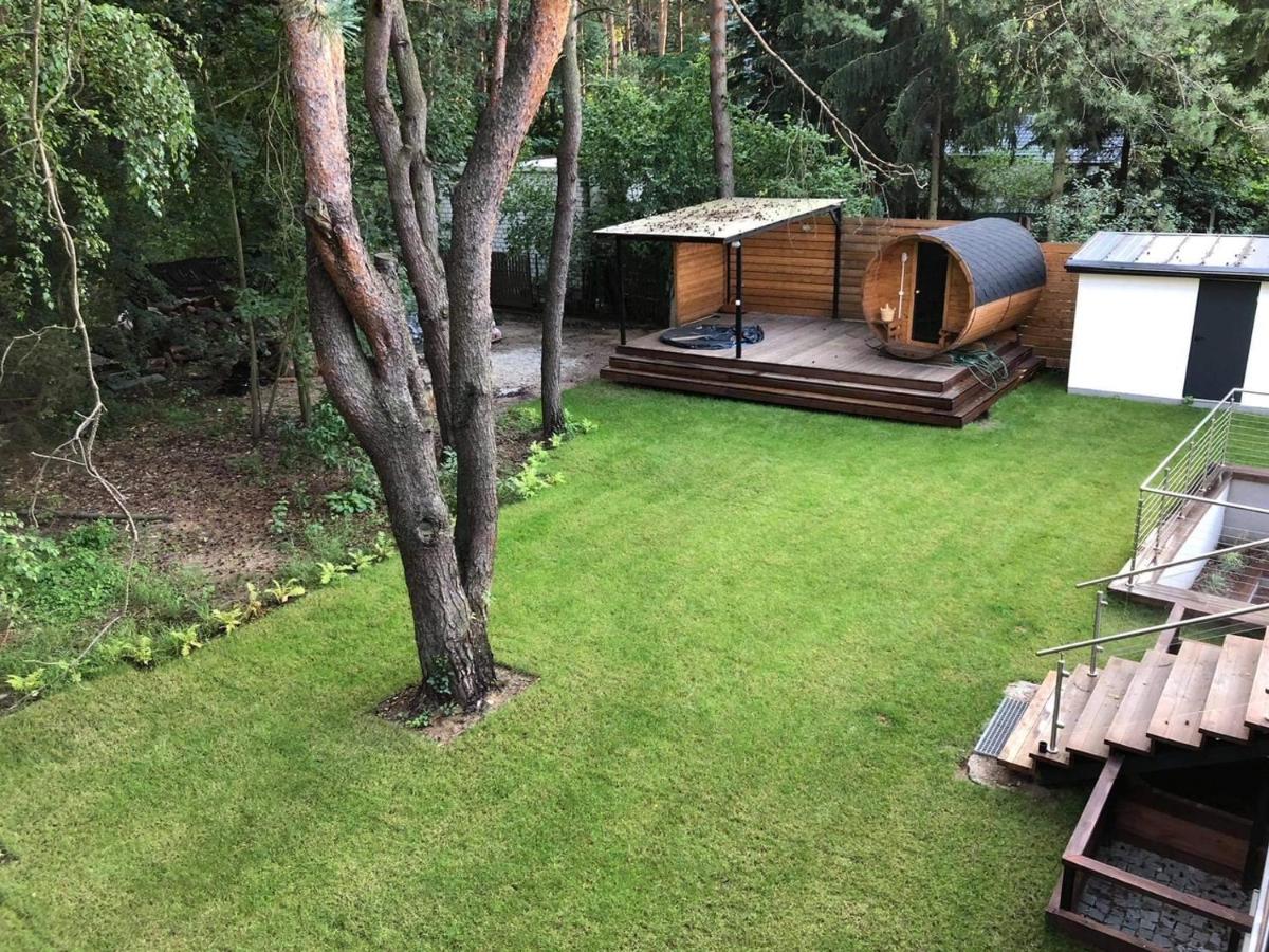 Luksusowa Willa pod Lasem, Otwock - Shared garden, sauna, wood hot tub between two apartments ! Hot tub seasonal May to October - Hizvo
