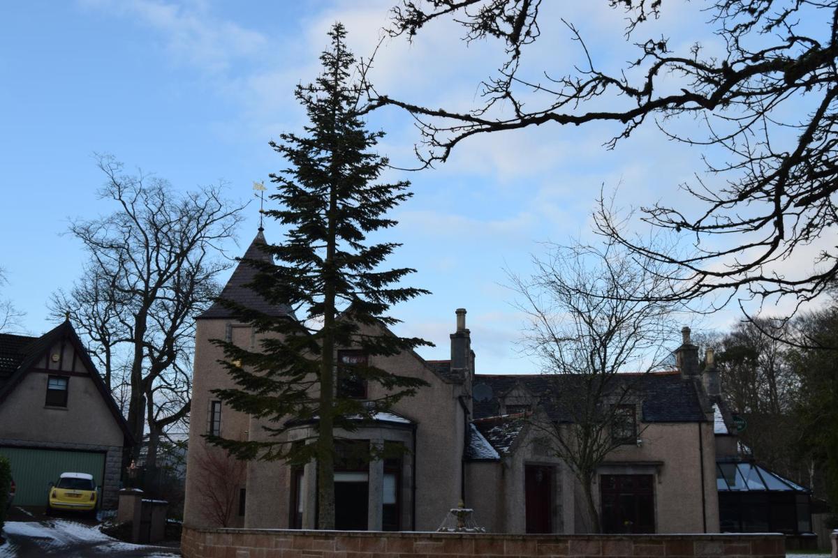 Amazing 4 Bed Scottish Baronial Style House - Housity