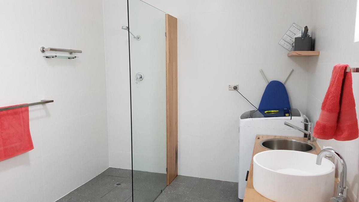 Suitetrails - Red Ochre – Large 1BR with Private Courtyard