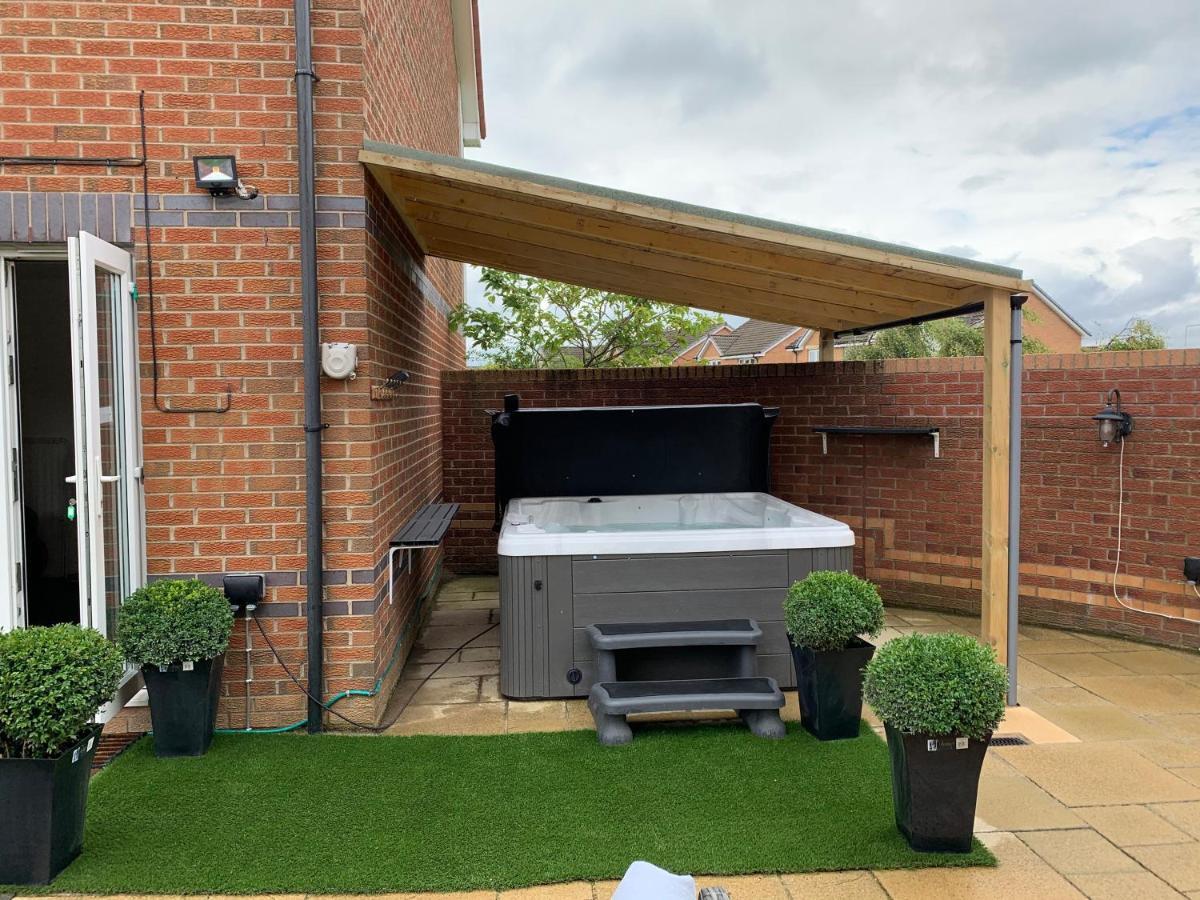 Romantic Break for 2 with Hot Tub - Housity